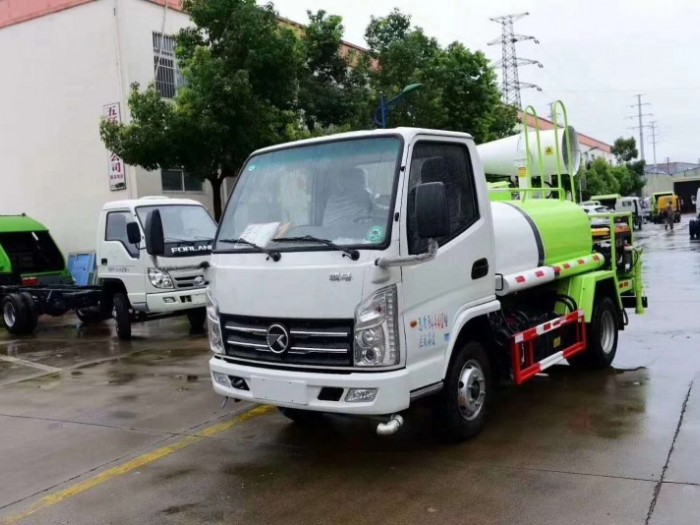 凱馬2.4噸藍(lán)牌小型灑水車圖片